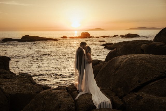 Buscando el atardecer con 
M|D 🌅 ♥ que tarde más bonita compartiéndola con ellos y su amor …
.
.
Aviso a navegantes busco esas 
4 parejas para cerrar temporada 
2026 🥹🚀💟 
.
.
.
#postbodagalicia #bodagalicia #bodasgalicia #bodiña #fotografobodasgalicia #fotografobodasvigo #fotografobodaspontevedra #fotografopontevedra #fotografolugo #bodaslugo #bodaspontevedra #bodasvigo #bodas2026