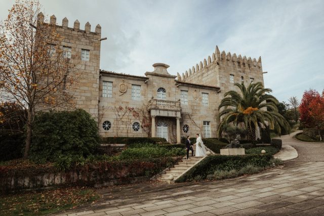 Un pequeño respiro para volver a enfocar 🌿

¡Holiña a todos! 
Paso por aquí para comertaros que me tomo unos días de descanso para desconectar  y reconectar conmigo misma.
Como fotógrafa, mi trabajo es capturar la magia en la vida de los demás, pero para seguir creando recuerdos inolvidables con la mejor energía, necesito este espacio de calma y enfoque. Me voy a cargar pilas para volver con la mirada fresca y el corazón lleno de inspiración para vuestras historias de amor. 

✨ Estaré desconectada hasta el 20 Febrero. A mi vuelta, responderé todos vuestros mensajes y correos con mucho amor y dedicación…

Gracias por entender y valorar la importancia de parar! ( llevo años sin practicar esto y es hora de hacerlo)
Nos vemos muy pronto. 📸✨

En la foto M|A magia d bodiña.
@pazobaioneventos @magnoliaestudio__ @lauris.mua @christianpichelsalon #bodasgalicia #fotografobodasgalicia #fotografobodaspontevedra #weddingphotoinspiration